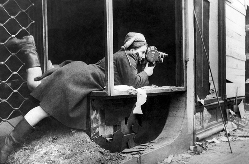 Военный корреспондент, кинооператор, фотограф. На фото: военный кинооператор Отилия Рейзман ведёт киносъёмку в освобождённом чехословацком городе. 1941-1945, вов