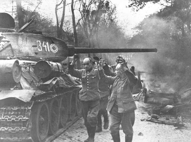 Штурм Берлина. Сдавшиеся в плен немецкие солдаты и офицеры. На переднем плане советский танк Т-34-85 3-й Гвардейской танковой армии 7-го Гвардейского танкового корпуса