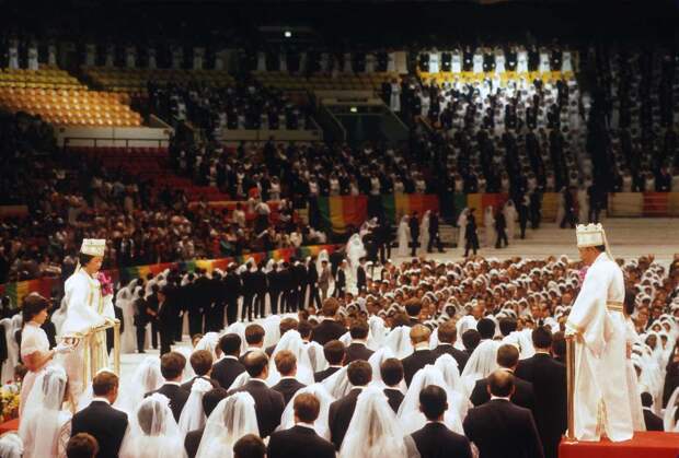 1 июля 1982 года. Преподобный Мун Сон Мён и его жена Хак Джа Хан проводят «Церемонию благословения» 2075 пар на массовой свадьбе в Мэдисон Сквер Гарден в Нью-Йорке.