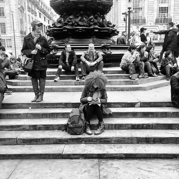 Повседневная жизнь обителей Лондона в серии стрит-фотографий