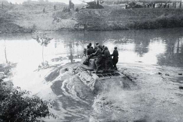 Переправа через реку Днестр танков Т-34-85 44-й гвардейской танковой бригады