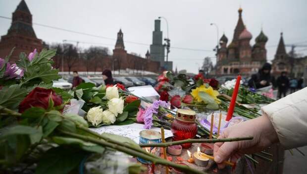 Цветы на месте убийства политика Бориса Немцова
