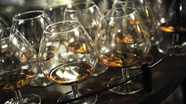 Как правильно пить коньяк: бокал, температура и секрет «ножек»