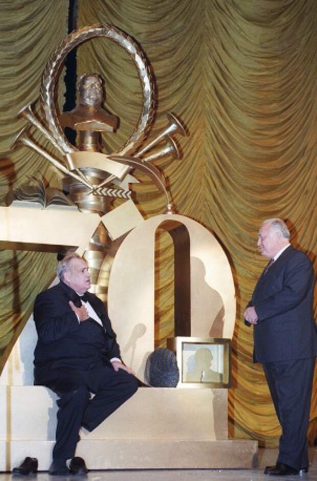 Премьер-министр РФ Виктор Черномырдин (справа) поздравляет Рязанова с юбилеем во время праздничного вечера в концертном зале гостиницы "Орленок", 1997 год