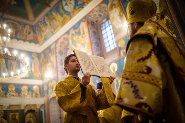 Священнослужители во время божественной литургии в храме Усекновения главы Иоанна Предтечи под Бором на патриаршем подворье в Черниговском переулке, 7 декабря 2015 года. Реставрационные работы подворья, проводившиеся с 2012 года, были закончены в ноябре 2015-го