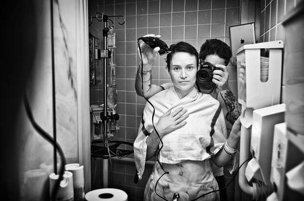Фотограф Анджело Мерендино бреет голову своей жене Джен, во время трудной борьбы с раком