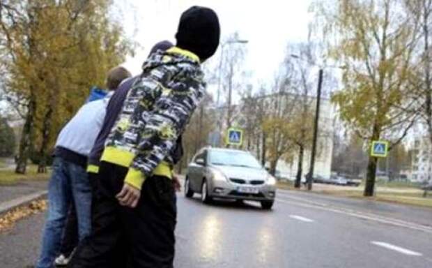 В Тверской области подростки ради забавы бросались под машины
