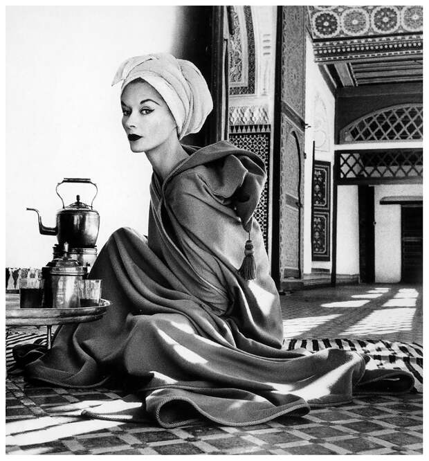 con Lisa Fonssagrives in robe by Jean Dèsses, La Bahia Palace in Marrakech, Morocco, 1951, photo by Irving Penn, published in Vogue, January 1952.jpg