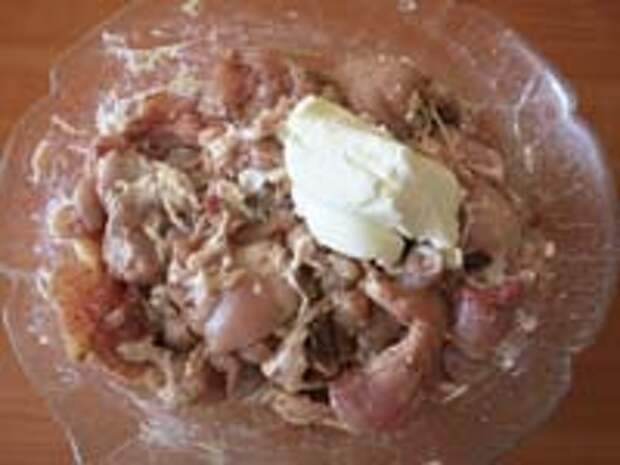 К куриному мясу со специями добавляем майонез