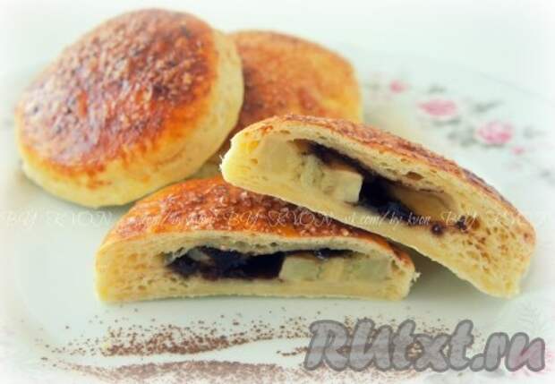 Булочки из слоеного дрожжевого теста с бананом и домашней нутеллой остудить на решетке и наслаждаться чаепитием. 