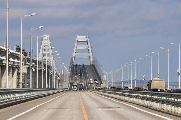 Число постов досмотра у Крымского моста увеличили для устранения заторов