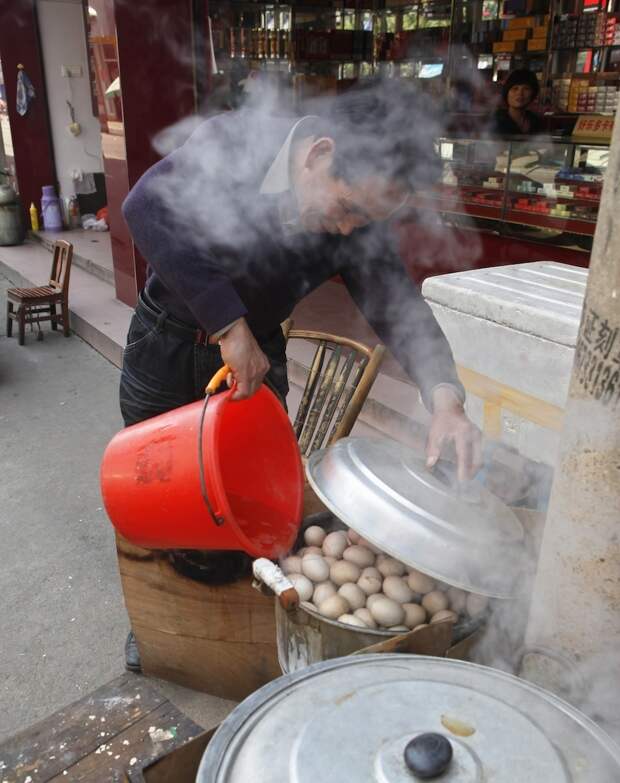 Как готовят один из самых необычных деликатесов в Китае