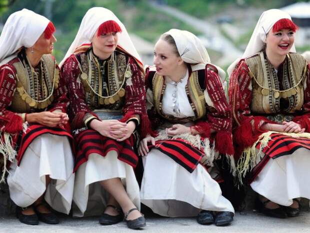 Женщины, одетые в традиционные костюмы, принимают участие в свадебной церемонии в Галичнике, деревне недалеко от столицы Македонии. Автор: Ognen Teofilovski.