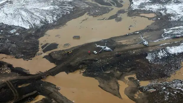Пропавший при прорыве дамбы под Красноярском бульдозерист найден живым