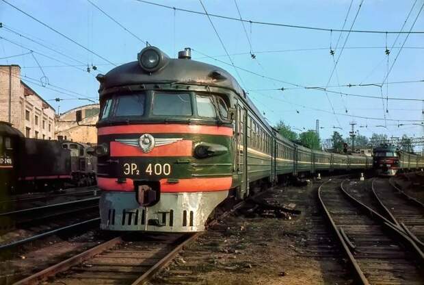 Почему поезда в СССР красили в зеленый цвет