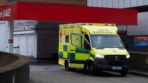 В Великобритании за сутки выявлены рекордные более 100 тысяч случаев коронавируса