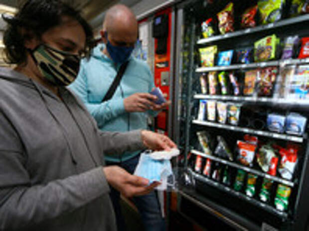 Торговые автоматы с медицинскими масками и перчатками в московском метро