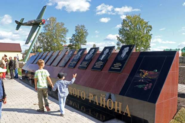 В сквере создан мемориал в честь жителей поселка, защищавших Родину в годы Великой Отечественной войны midural.ru - В России открылся музей легендарного советского лётчика Речкалова | Военно-исторический портал Warspot.ru