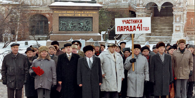 2000 год. Красная  площадь. Оставшиеся в живых участники парада в Москве 7 ноября 1941 года 