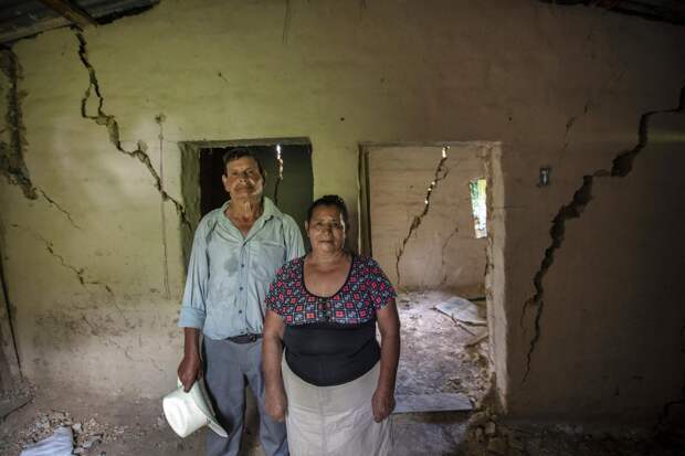 Люди скорбят о городке, который был погребен оползнем