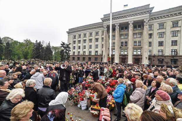 2 мая в Одессе тысячи людей пришли к Дому профсоюзов почтить память жертв майской трагедии 2014 года