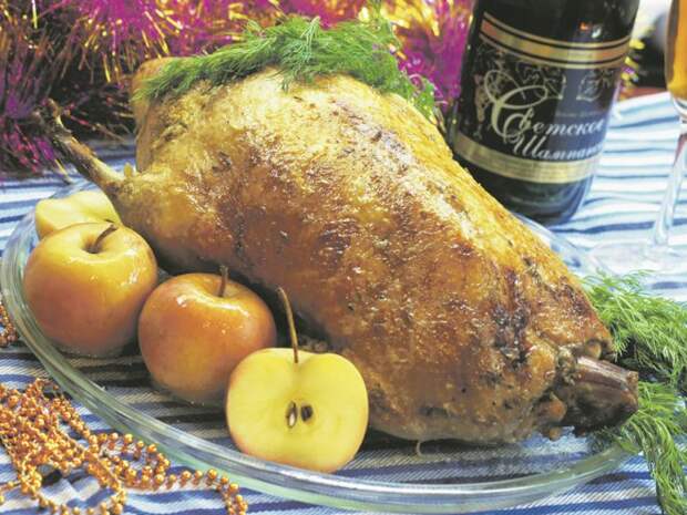 Золотой гусь с яблоками и черносливом