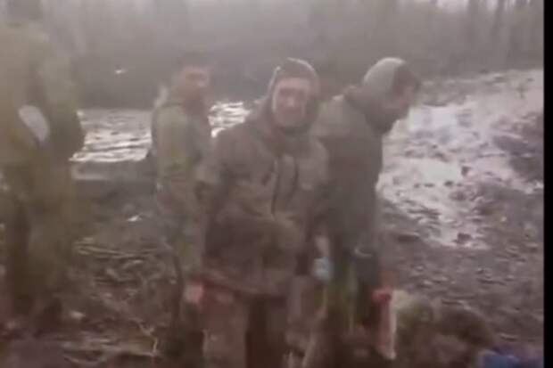 Боец ВС РФ назвал пленных ВСУ товарищами, веселую беседу сняли на видео