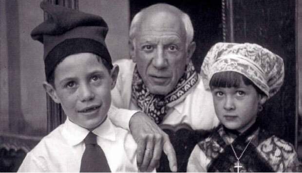 Пикассо с Клодом и Паломой. Пикассо с Клодом и Паломой.