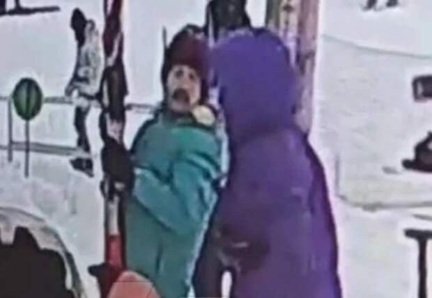 После избиения мужчиной школьника на горке в Екатеринбурге завели уголовное дело