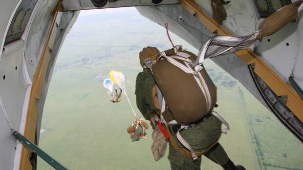 Ростех испытывает парашютную систему для прыжков со служебными собаками