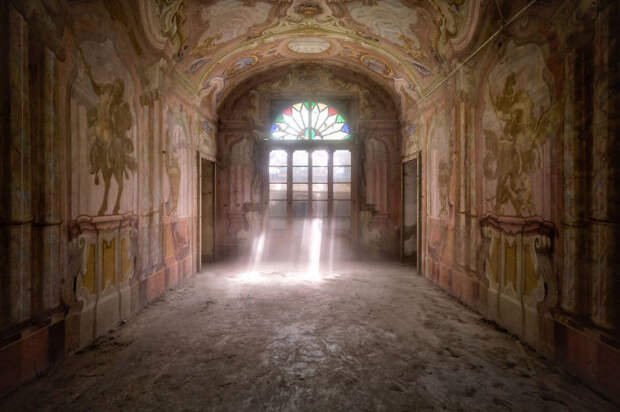 Комната с огромной настенной картиной в заброшенном итальянском доме, который был частью фермы.