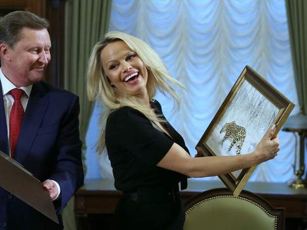 Глава администрации президента РФ Сергей Иванов вручил члену консультативного совета Международного фонда защиты животных IFAW Памеле Андерсон сертификат хранителя одного из дальневосточных леопардов, 7 декабря