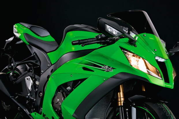 Зеркала на ZX-10R расположены непривычно низко. Тем не менее такое положение дает возможность увидеть в них дорожную обстановку, а не собственные локти.