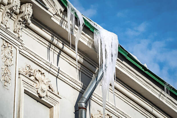 В российском городе глыба льда едва не придавила родителей с младенцем