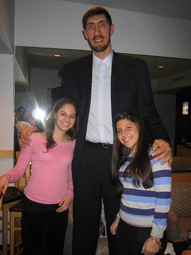 Самый высокий баскетболист в истории NBA Георге Мурешан. фото