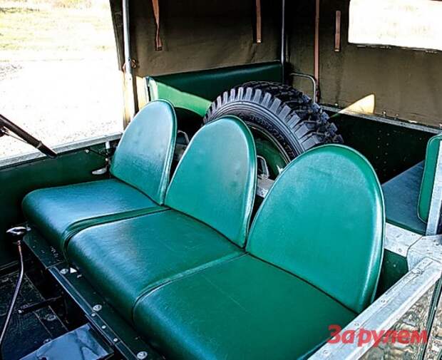 Спереди теоретически могут сидеть трое – поджарых и выносливых. Спереди теоретически могут сидеть трое – поджарых и выносливых.