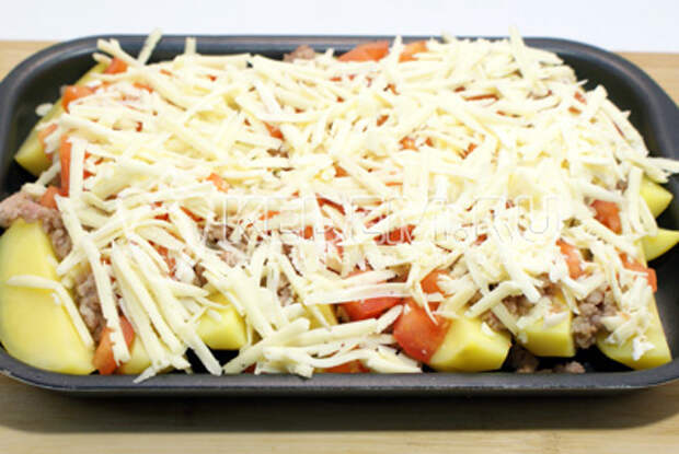 Посыпать тертым сыром. - Картофельные дольки с фаршем и сыром. Пошаговый кулинарный рецепт с фотографиями приготовления картофельных долек с фаршем и сыром.