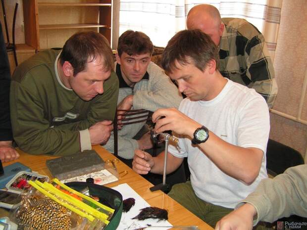 Уроки по изготовлению искусственных мушек в городе Заполярном Мурманской области. Проводит автор статьи.