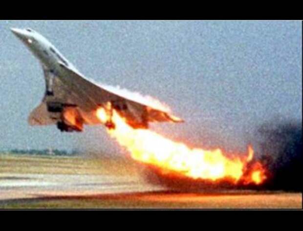 Первая и единственная катастрофа Concorde, ставшая одной из причин снятия самолетов с эксплуатации. 25 июля 2000 года сверхзвуковой лайнер компании Air France рухнул на здание гостиницы в Парижском муниципалитете Гонесс. Ни один из 109 человек, находившихся на борту, не выжил. Согласно заключению комиссии, причиной катастрофы стало пробитие куском покрышки балансировочного топливного бака самолета.