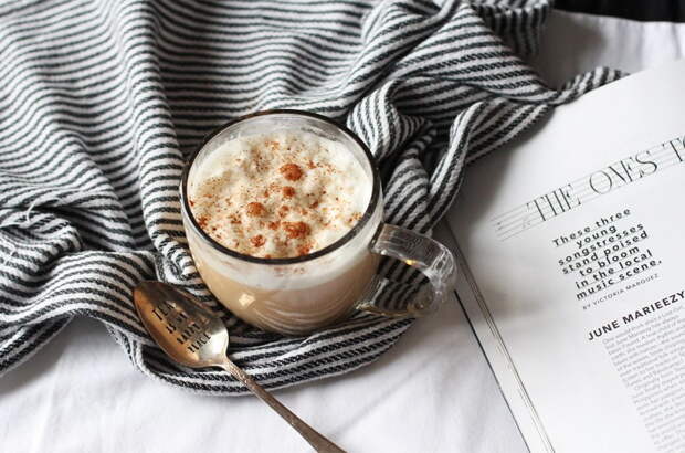 Горячие напитки для зимы: чай-латте с пряностями