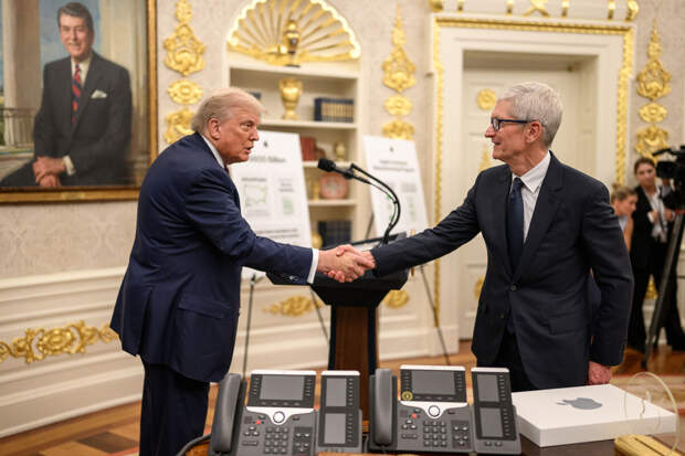 Semafor: Тим Кук оказался среди других CEO, которых Трамп позвал в Китай