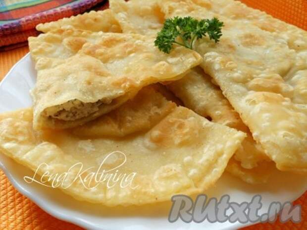 Выкладывать готовые очень вкусные чебуреки на блюдо. Подать в горячем виде. Ваши самые близкие и родные люди, непременно, оценят Ваши усилия.   