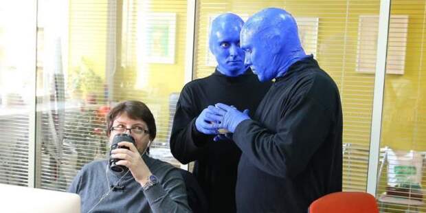 Участники знаменитого шоу Blue Man Group пришли в редакцию Metro-Москва (видео)