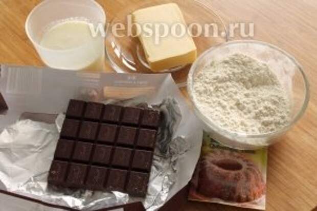 Для булочек понадобятся мука, масло, соль, сода, разрыхлитель, молоко и чёрный шоколад для начинки.
