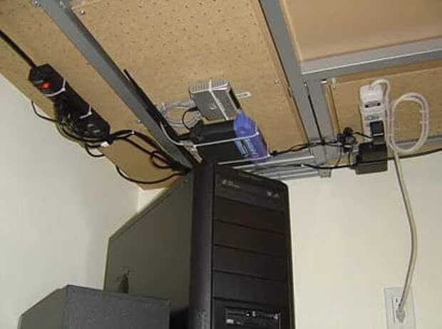 15. Провода для компьютера можно прикрепить к нижней части стола. Благодаря этому вы никогда в них не запутаетесь.