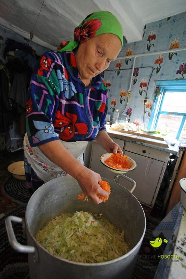 Фоторепортаж о том, как квасят капусту в уральском селе бабушка, заготовка, квашенная капуста, люди, приготовление, село
