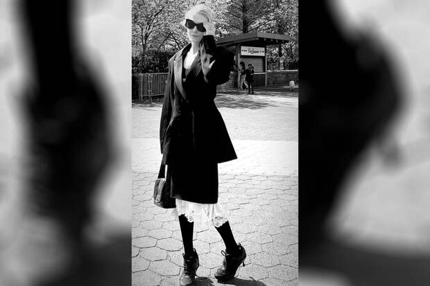 Актриса Рената Литвинова вышла на публику в кроссовках на каблуках