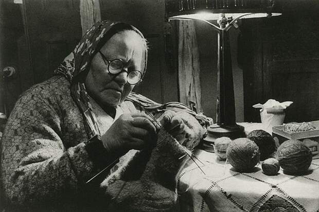 Бабушки распускали старые вещи и вязали новые. / Фото: livemaster.ru Бабушки распускали старые вещи и вязали новые. / Фото: livemaster.ru