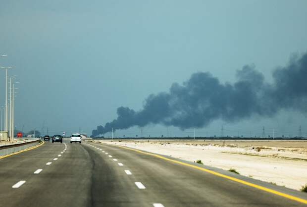 Один из крупнейших НПЗ приостановил работу после атаки Ирана. Мировые цены на нефть резко идут вверх. Выгодно ли это России?