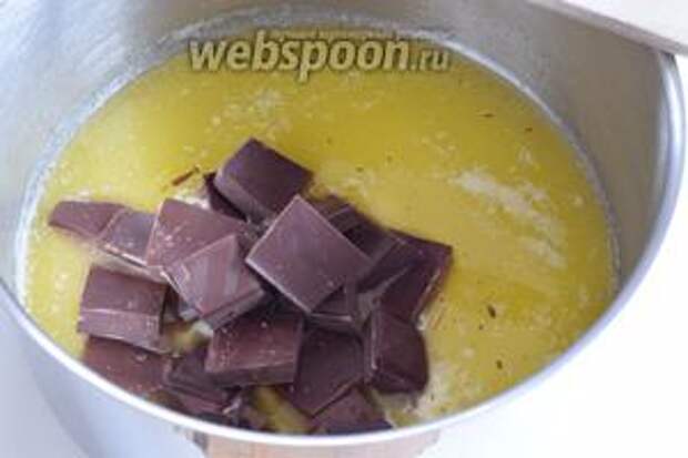 Нарежем масло и шоколад. Растопим масло, уберём с огня и растопим в нём шоколад.